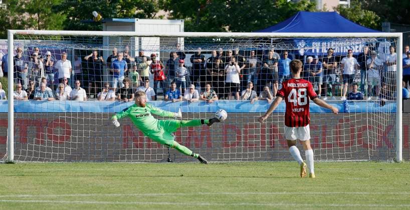 Sport Themen der Woche KW22 Sport Bilder des Tages Torwart Felix Thiel (FV Illertissen, 1) haellt den endscheidenden Strafstoß, Strafstoss, Elfer, Elfmeter von Jeroen Krupa (Ingolstadt) 03.06.2023, Fussball, Bayerische Toto-Poka, Finale, FV Illertissen - FC Ingolstadt 04, GER, Illertissen, Stadion, DFL REGULATIONS PROHIBIT ANY USE OF PHOTOGRAPHS AS IMAGE SEQUENCES AND OR QUASI-VIDEO. *** Goalkeeper Felix Thiel FV Illertissen, 1 holds the decisive penalty kick, penalty kick, penalty by Jeroen Krupa Ingolstadt 03 06 2023, Football, Bayerische Toto Poka, Final, FV Illertissen FC Ingolstadt 04, GER, Illertissen, Stadium, DFL REGULATIONS PROHIBIT ANY USE OF PHOTOGRAPHS AS IMAGE SEQUENCES AND OR QUASI VIDEO Copyright: HMBxMedia xHeikoxBecker