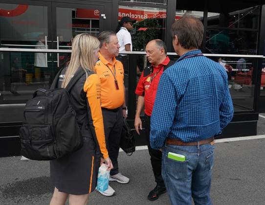 03.06.2023, Circuit de Catalunya, Barcelona, Formel 1 AWS Grand Prix von Spanien 2023 , im Bild Geschäftsführer Zak Brown (McLaren Formula 1 Team) mit Teamchef Frederic Vasseur (Scuderia Ferrari) Barcelona Circuit de Catalunya Catalunya Spain