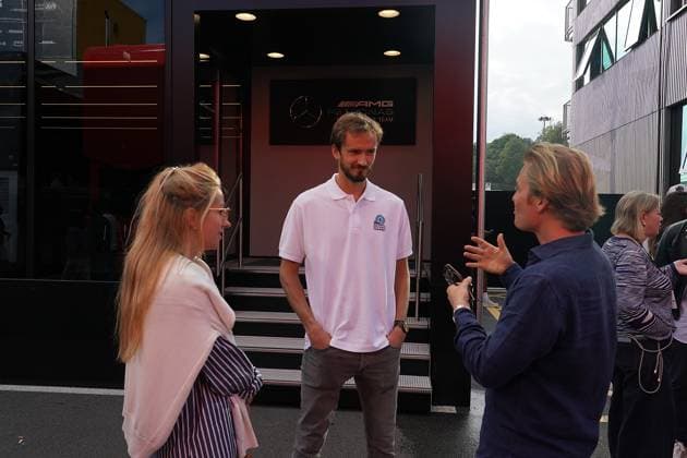 Formel 1 AWS Grand Prix von Spanien 2023 03.06.2023, Circuit de Catalunya, Barcelona, Formel 1 AWS Grand Prix von Spanien 2023 , im Bild Tennisspieler Daniil Medwedew mit Rennfahrer Nico Rosberg