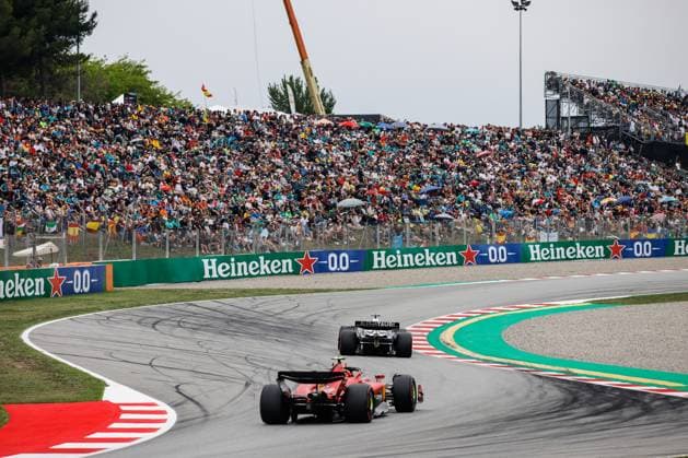 55 Carlos Sainz (ESP, Scuderia Ferrari), 21 Nyck de Vries (NLD, Scuderia AlphaTauri), F1 Grand Prix of Spain at Circuit de Barcelona-Catalunya on June 3, 2023 in Barcelona, Spain. (Photo by HOCH ZWEI) Barcelona Spain