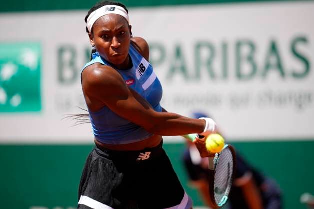 PARIS, FRANCE - JUNE 3: Coco Gauff plays a backhand during the 3nd round of Roland Garros 2023 match at Roland Garros Stadium on June 3, 2023 in Paris, France. (Photo by Glenn Gervot Icon Sportswire) TENNIS: JUN 03 French Open EDITORIAL USE ONLY Icon2306034570
