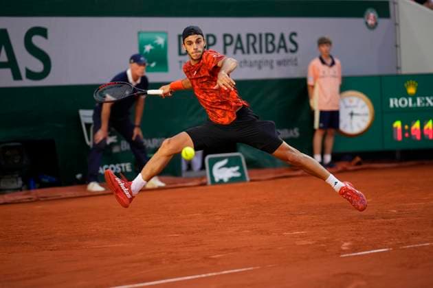 Sport Bilder des Tages PARIS, FRANCE - JUNE 3: Francisco Cerundolo plays a forehand during the 3nd round of Roland Garros 2023 match at Roland Garros Stadium on June 3, 2023 in Paris, France. (Photo by Glenn Gervot Icon Sportswire) TENNIS: JUN 03 French Open EDITORIAL USE ONLY Icon2306034597