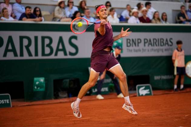 PARIS, FRANCE - JUNE 3: Taylor Fritz makes a forehand during the 3nd round of Roland Garros 2023 match at Roland Garros Stadium on June 3, 2023 in Paris, France. (Photo by Glenn Gervot Icon Sportswire) TENNIS: JUN 03 French Open EDITORIAL USE ONLY Icon2306034610