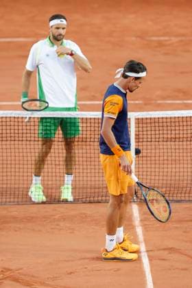 Daniel Altmaier und Grigor Dimitrov diskutieren am Netz ueber einen Ballabdruck Copyright: xJuergenxHasenkopfx