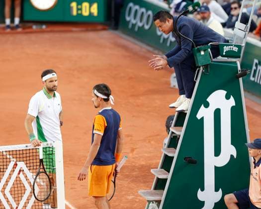 Daniel Altmaier und Grigor Dimitrov diskutieren mit Stuhlschiedsrichter James Keothavong Copyright: xJuergenxHasenkopfx