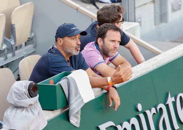 Daniel Altmaier Trainer, coach Alberto Mancini (Kappe) sitzt in der Spielerloge am Spielfeldrand und gibt Anweisungen Copyright: xJuergenxHasenkopfx