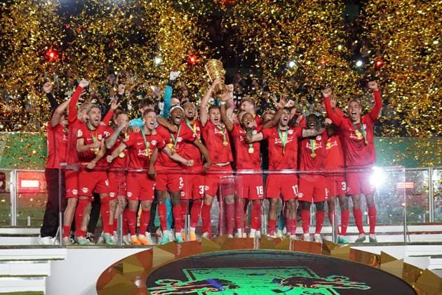 Sport Themen der Woche KW22 Sport Bilder des Tages RB Leipzig feiert den DFB-Pokalsieg - Berlin 03.06.2023: RB Leipzig vs. Eintracht Frankfurt, Olympiastadion Berlin, 80. DFB-Pokal Finale *** RB Leipzig celebrates DFB Pokal victory Berlin 03 06 2023 RB Leipzig vs Eintracht Frankfurt, Olympiastadion Berlin, 80 DFB Pokal Final