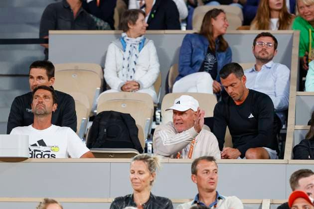 Alexander Zverev Team in der Spielerloge, Vater Alexander gibt Handzeichen, links Physiotherapeut Hugo Gravil, rechts in schwarz Hitting Paryner Tobias Kamke und hinter ihm mit Brille Sergei Bubka Copyright: xJuergenxHasenkopfx