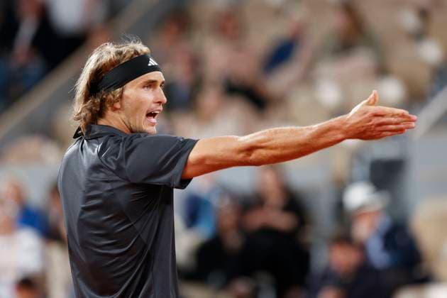 Alexander Zverev streckt den Arm aus und diskutiert ueber einen Ball der im Aus war Copyright: xJuergenxHasenkopfx