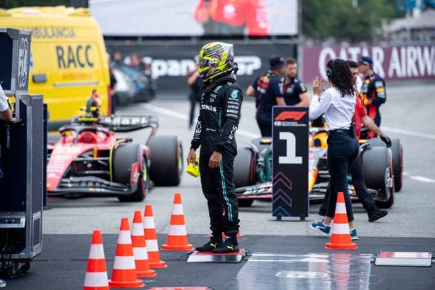 Lewis Hamilton (UK, Mercedes AMG Petronas F1 Team, 44) auf der Waage, dahinter der Red Bull RB19, ESP, Formel 1 Weltmeisterschaft, Grand Prix von Spanien, Circuit de Barcelona Catalunya, 3. freies Training und Qualifying, 03.06.2023 ESP, Formel 1 Weltmeisterschaft, Grand Prix von Spanien, Circuit de Barcelona Catalunya, 3. freies Training und Qualifying, 03.06.2023 Montmelo Copyright: xEibner Memmlerx EP_MMR