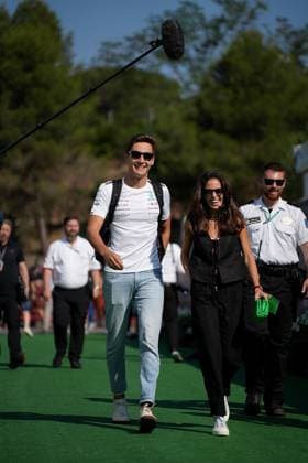 Formel 1 AWS Grand Prix von Spanien 2023 04.06.2023, Circuit de Catalunya, Barcelona, Formel 1 AWS Grand Prix von Spanien 2023 , im Bild George Russell (GBR), Mercedes-AMG Petronas Formula One Team mit Freundin Carmen Montero Mundt