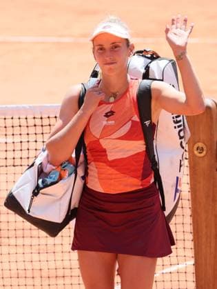 Belgian Elise Mertens greets the public as she leaves after losing a tennis match between Belgian Mertens (WTA28) and Russian Pavlyuchenkova, in the fourth round of the women s singles at the Roland Garros French Open tennis tournament in Paris, France, Sunday 04 June 2023. BENOITxDOPPAGNE  x68391674x