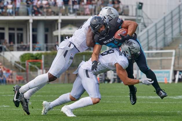 Sport Themen der Woche KW22 Sport Bilder des Tages 2023 European League of Football, Munich Ravens vs Tirol Raiders, 2023-06-04 in München-Unterhaching (Alpenbauer Sportpark) RODNEY Justin (Munich Ravens RAV 33), OGBEVOEN Lucky (Tirol Raiders RAI 13), NITZELNADER Christoph (Tirol Raiders RAI 08) sportworld München-Unterhaching Alpenbauer Sportpark Bayern Deutschland *** 2023 European League of Football, Munich Ravens vs Tirol Raiders, 2023 06 04 in Munich Unterhaching Alpenbauer Sportpark RODNEY Justin Munich Ravens RAV 33 , OGBEVOEN Lucky Tirol Raiders RAI 13 , NITZELNADER Christoph Tirol Raiders RAI 08 sportworld Munich Unterhaching Alpenbauer Sportpark Bavaria Germany