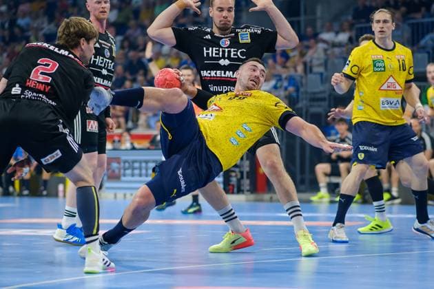 Bilder des Jahres 2023, Sport 06 Juni Sport Themen der Woche KW22 Sport Bilder des Tages Jannik Kohlbacher (Rhein Neckar Loewen, 80) beim Wurf GER, Rhein Neckar Löwen vs. HC Erlangen, Handball, DKB Handball Bundesliga, 32.Spieltag , Saison 2022 2023, 04.06.2023, GER, Rhein Neckar Löwen vs. HC Erlangen, Handball, DKB Handball Bundesliga, 32. Spieltag, Saison 2022 2023, 04.06.2023 Mannheim *** Jannik Kohlbacher Rhein Neckar Loewen, 80 while throwing GER, Rhein Neckar Löwen vs HC Erlangen, Handball, DKB Handball Bundesliga, 32 Spieltag , Saison 2022 2023, 04 06 2023, GER, Rhein Neckar Löwen vs HC Erlangen, Handball, DKB Handball Bundesliga, 32 Spieltag , Saison 2022 2023, 04 06 2023 Mannheim Copyright: xEibner-Pressefotox EP_EER