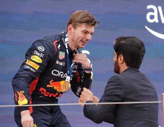 04.06.2023, Circuit de Catalunya, Barcelona, Formel 1 AWS Grand Prix von Spanien 2023 , im Bild Podium: Sieger Max Verstappen (NLD), Oracle Red Bull Racing erhält von FIA Präsident Mohammed bin Sulayem eine Medaille umgehängt. Barcelona Circuit de Catalunya Catalunya Spain