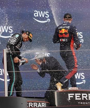 04.06.2023, Circuit de Catalunya, Barcelona, Formel 1 AWS Grand Prix von Spanien 2023 , im Bild Podium: Sieger Max Verstappen (NLD), Oracle Red Bull Racing, 2.Platz für Lewis Hamilton (GBR), Mercedes-AMG Petronas Formula One Team, FIA Präsident Mohammed bin Sulayem flüchtet vor der Champagnerdusche. Barcelona Circuit de Catalunya Catalunya Spain