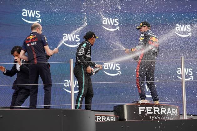 04.06.2023, Circuit de Catalunya, Barcelona, Formel 1 AWS Grand Prix von Spanien 2023 , im Bild Podium: Sieger Max Verstappen (NLD), Oracle Red Bull Racing, 2.Platz für Lewis Hamilton (GBR), Mercedes-AMG Petronas Formula One Team, Motoreningenieur David Mart (Red Bull Racing), FIA Präsident Mohammed bin Sulayem flüchtet vor der Champagnerdusche. Barcelona Circuit de Catalunya Catalunya Spain