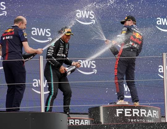 04.06.2023, Circuit de Catalunya, Barcelona, Formel 1 AWS Grand Prix von Spanien 2023 , im Bild Podium: Sieger Max Verstappen (NLD), Oracle Red Bull Racing, 2.Platz für Lewis Hamilton (GBR), Mercedes-AMG Petronas Formula One Team, Motoreningenieur David Mart (Red Bull Racing) Barcelona Circuit de Catalunya Catalunya Spain