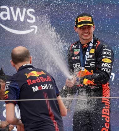 Formel 1 AWS Grand Prix von Spanien 2023 04.06.2023, Circuit de Catalunya, Barcelona, Formel 1 AWS Grand Prix von Spanien 2023 , im Bild Podium: Sieger Max Verstappen (NLD), Oracle Red Bull Racing, Motoreningenieur David Mart (Red Bull Racing)
