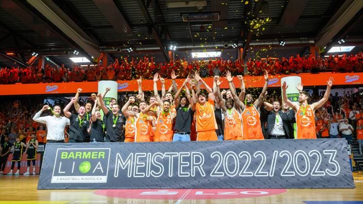 Sport Themen der Woche KW22 GER, BARMER 2. BBL; Finale RASTA VECHTA vs Tübingen 04.06.2023, RASTA Dome, Vechta, GER, BARMER 2. BBL; Finale RASTA VECHTA vs Tübingen Jubel Meisterfeier Pro A im Bild Rasta Supporters Club - Klettverschluss feiert den Meistertitel *** GER, BARMER 2 BBL Final RASTA VECHTA vs Tübingen 04 06 2023, RASTA Dome, Vechta, GER, BARMER 2 BBL Final RASTA VECHTA vs Tübingen jubilation championship celebration Pro A in the picture Rasta Supporters Club Velcro celebrates the championship title nordphotoxGmbHxx xKokenge nph00001