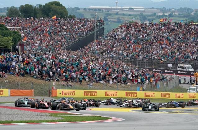 04.06.2023, Circuit de Catalunya, Barcelona, Formel 1 AWS Grand Prix von Spanien 2023 , im Bild Rennstart: Max Verstappen (NLD), Oracle Red Bull Racing, Carlos Sainz Jr. (ESP), Scuderia Ferrari, Lewis Hamilton (GBR), Mercedes-AMG Petronas Formula One Team, George Russell (GBR), Mercedes-AMG Petronas Formula One Team, Fernando Alonso (ESP), Aston Martin Aramco Cognizant Formula One Team, Lando Norris (GBR), McLaren F1 Team, Lance Stroll (CAN), Aston Martin Aramco Cognizant Formula One Team, Esteban Ocon (FRA), BWT Alpine F1 Team, Nico Hülkenberg (DEU), Moneygram Haas F1 Team, Charles Leclerc (MCO), Scuderia Ferrari Barcelona Circuit de Catalunya Catalunya Spain