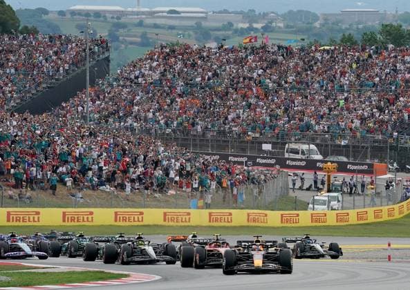 Formel 1 AWS Grand Prix von Spanien 2023 04.06.2023, Circuit de Catalunya, Barcelona, Formel 1 AWS Grand Prix von Spanien 2023 , im Bild Rennstart: Max Verstappen (NLD), Oracle Red Bull Racing, Carlos Sainz Jr. (ESP), Scuderia Ferrari, Lewis Hamilton (GBR), Mercedes-AMG Petronas Formula One Team, George Russell (GBR), Mercedes-AMG Petronas Formula One Team, Fernando Alonso (ESP), Aston Martin Aramco Cognizant Formula One Team, Lando Norris (GBR), McLaren F1 Team, Lance Stroll (CAN), Aston Martin Aramco Cognizant Formula One Team, Esteban Ocon (FRA), BWT Alpine F1 Team, Nico Hülkenberg (DEU), Moneygram Haas F1 Team, Charles Leclerc (MCO), Scuderia Ferrari