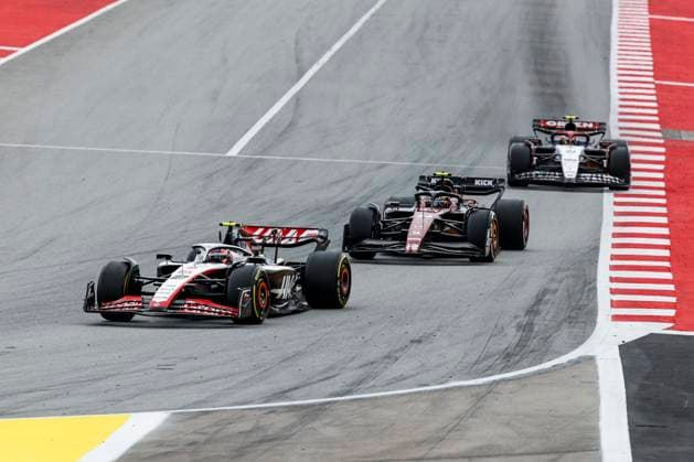 27 HULKENBERG Nico (ger), Haas F1 Team VF-23 Ferrari, action 24 ZHOU Guanyu (chi), Alfa Romeo F1 Team Stake C43, action during the Formula 1 AWS Gran Premio de Espana 2023, 7th round of the 2023 Formula One World Championship, WM, Weltmeisterschaft from June 2 to 4, 2023 on the Circuit de Barcelona-Catalunya, in Montmelo, Spain - F1 - SPANISH GRAND PRIX 2023 - RACE DPPI Panoramic  03323010__R3_1268