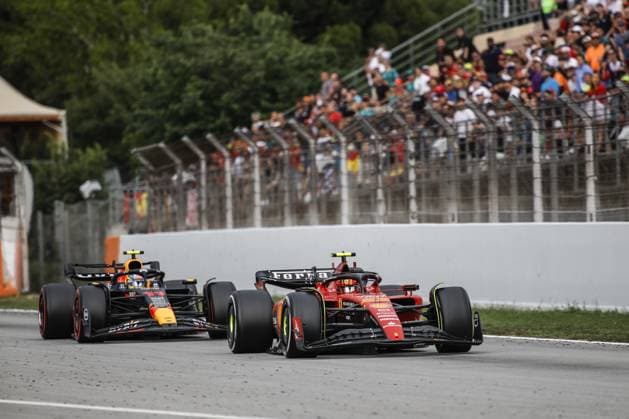 55 SAINZ Carlos (spa), Scuderia Ferrari SF-23, action 11 PEREZ Sergio (mex), Red Bull Racing RB19, action during the Formula 1 AWS Gran Premio de Espana 2023, 7th round of the 2023 Formula One World Championship, WM, Weltmeisterschaft from June 2 to 4, 2023 on the Circuit de Barcelona-Catalunya, in Montmelo, Spain - F1 - SPANISH GRAND PRIX 2023 - RACE DPPI Panoramic  03323010__R3_1624_1