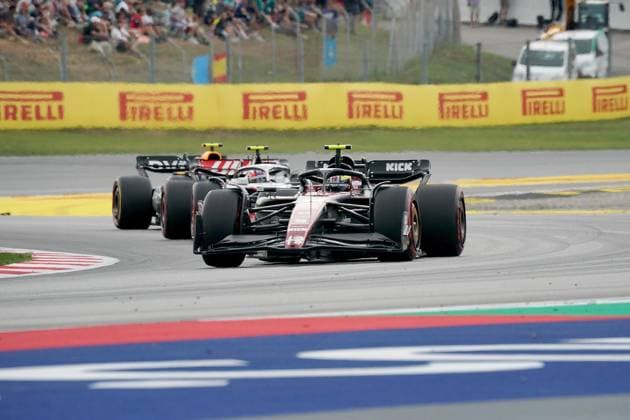 04.06.2023, Circuit de Catalunya, Barcelona, Formel 1 AWS Grand Prix von Spanien 2023 , im Bild Guanyu Zhou (CHN), Alfa Romeo F1 Team Stake, Nico Hülkenberg (DEU), Moneygram Haas F1 Team, Sergio Perez (MEX), Oracle Red Bull Racing Barcelona Circuit de Catalunya Catalunya Spain