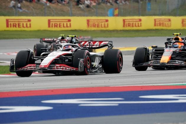 04.06.2023, Circuit de Catalunya, Barcelona, Formel 1 AWS Grand Prix von Spanien 2023 , im Bild Nico Hülkenberg (DEU), Moneygram Haas F1 Team, Sergio Perez (MEX), Oracle Red Bull Racing Barcelona Circuit de Catalunya Catalunya Spain