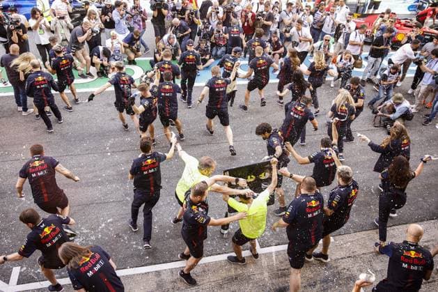 Red Bull Racing celebrations VERSTAPPEN Max (ned), Red Bull Racing RB19, portrait HORNER Christian (gbr), Team Principal of Red Bull Racing, portrait NEWEY Adrian (gbr), Chief Technical Officer of Red Bull Racing, portrait during the Formula 1 AWS Gran Premio de Espana 2023, 7th round of the 2023 Formula One World Championship, WM, Weltmeisterschaft from June 2 to 4, 2023 on the Circuit de Barcelona-Catalunya, in Montmelo, Spain - F1 - SPANISH GRAND PRIX 2023 - RACE DPPI Panoramic  _R3_9466