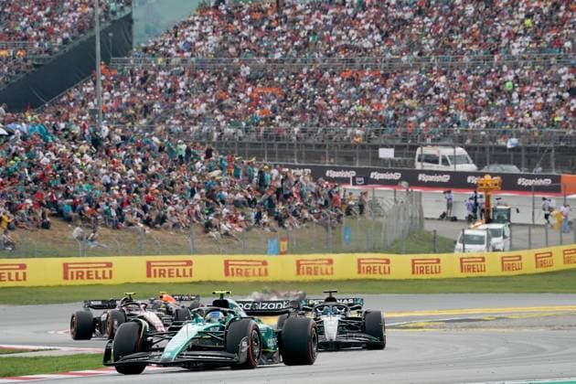 Formel 1 AWS Grand Prix von Spanien 2023 04.06.2023, Circuit de Catalunya, Barcelona, Formel 1 AWS Grand Prix von Spanien 2023 , im Bild Fernando Alonso (ESP), Aston Martin Aramco Cognizant Formula One Team, George Russell (GBR), Mercedes-AMG Petronas Formula One Team