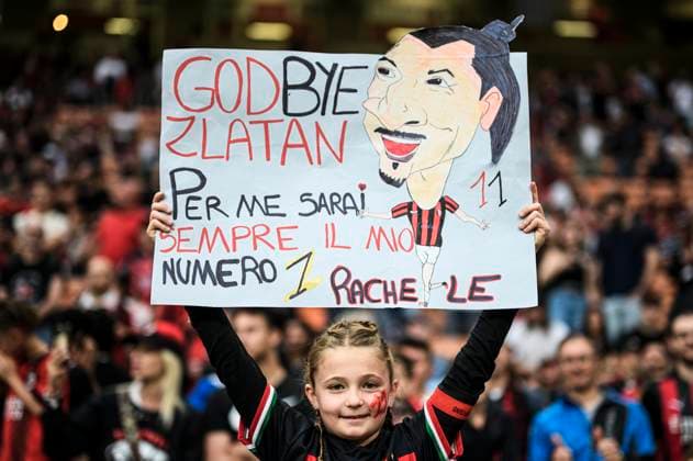 Sport Themen der Woche KW22 Sport Bilder des Tages AC Milan v Hellas Verona FC - Serie A A fan of AC Milan dispalys a placard for Zlatan Ibrahimovic of AC Milan prior to the Serie A football match between AC Milan and Hellas Verona FC. Milan Italy Copyright: xNicolòxCampox