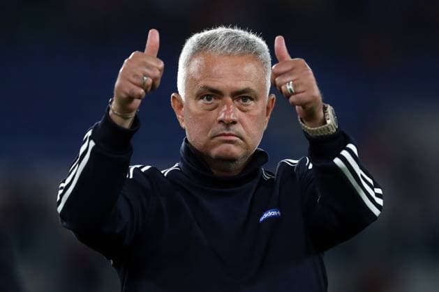 Sport Themen der Woche KW22 Sport Bilder des Tages Rome, Italy 4.06.2023: Jose Mourinho coach manager (AS ROMA) greet Roma supporter at end of last Serie A 2022 2023 soccer match, day 36, between AS Roma vs Spezia Calcio 2008 at Olympic stadium in Rome, Italy.  Copyright: xmarcoxiacobuccix xipa-agency.netx xmarcoxiacobuccix 0 IPA_IPA38429148