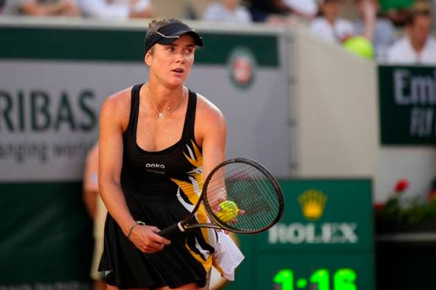 PARIS, FRANCE - JUNE 4: Elina Svitolina serves during 4th round of Roland Garros 2023 match between Daria Kasatkina vs Elina Svitolina at Roland Garros Stadium on June 4, 2023 in Paris, France. (Photo by Glenn Gervot Icon Sportswire) TENNIS: JUN 04 French Open EDITORIAL USE ONLY Icon2306046729