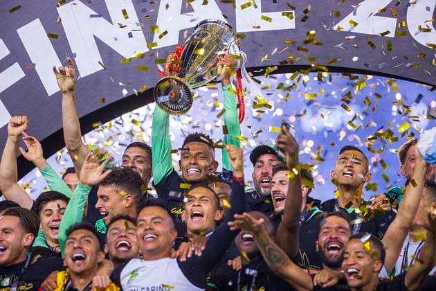 June 4, 2023, Los Angeles, California, USA: William Tesillo 6 of Club Leon raises the trophy in celebration of Club Leon s victory over the Los Angeles Football Club in the final leg of the 2023 Scotiabank Concacaf Champions League on Sunday June 4, 2023 at the BMO Stadium in Los Angeles, California. Club Leon defeats LAFC, 1-0. PI Los Angeles USA - ZUMAp124 20230604_zaa_p124_028 Copyright: xARIANAxRUIZx