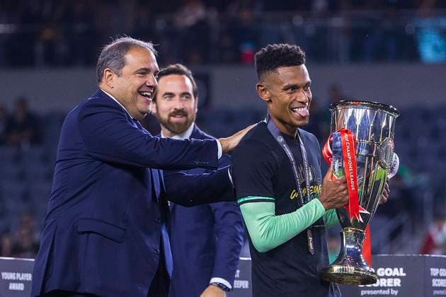 June 4, 2023, Los Angeles, California, USA: William Tesillo 6 of Club Leon holds the trophy in celebration of Club Leon s victory over the Los Angeles Football Club in the final leg of the 2023 Scotiabank Concacaf Champions League on Sunday June 4, 2023 at the BMO Stadium in Los Angeles, California. Club Leon defeats LAFC, 1-0. PI Los Angeles USA - ZUMAp124 20230604_zaa_p124_032 Copyright: xARIANAxRUIZx