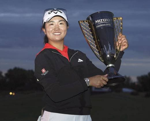 Sport Themen der Woche KW22 Sport Bilder des Tages Golf: Mizuho Americas Open Rose Zhang of the United States holds up the trophy after winning the Mizuho Americas Open golf tournament in her professional debut on June 4, 2023, at Liberty National Golf Club in Jersey City, New Jersey.  A14AA0001552334P 