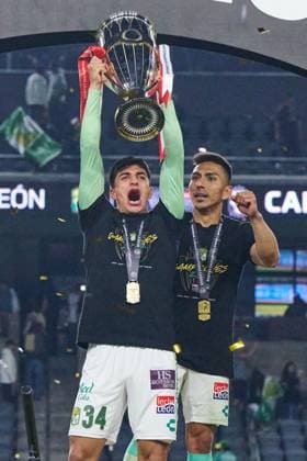 RECORD DATE NOT STATED SCCL 2023 Los Angeles FC (USA) vs Leon FC (MEX) Final Vuelta Oscar Villa of Leon with the Champion Trophy during the game Los Angeles FC (USA) vs Leon FC (MEX), corresponding second leg match of the Great Final 2023 Scotiabank Concacaf Champions League, at BMO Field Stadium, on June 04, 2023. <br><br> Oscar Villa de Leon con el trofeo de Campeon durante el partido Leon FC (MEX) vs Los Angeles FC (USA), correspondiente al partido de Vuelta de la Gran Final de la Liga de Campeones Scotiabank Concacaf 2023, en el Estadio BMO Field, el 04 de Junio de 2023. LOS ANGELES CALIFORNIA ESTADOS UNIDOS  Copyright: xJorgexMartinezx 20230604232033_SCCL_23_FV_LAFC_LEON_VILLA676