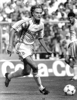 Fußball-Bundesliga 1995 96. Manfred Bender (Karslruher SC) in Aktion 15.09.1995 (geschätzt). *** Soccer Bundesliga 1995 96 Manfred Bender Karslruher SC in action 15 09 1995 estimated HM