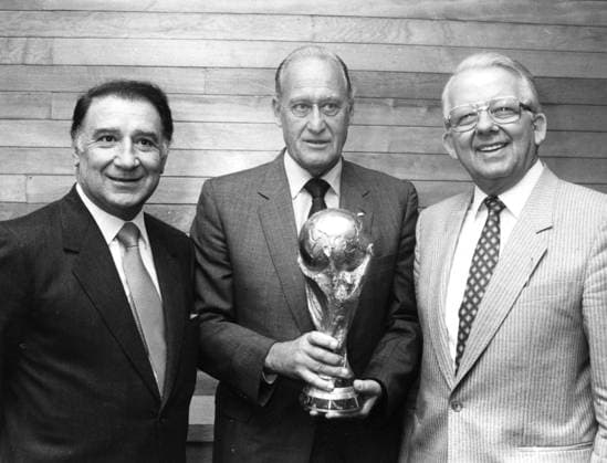 Auslosung für die Fußball-Weltmeisterschaft 1986 in Mexiko. V.L: Organisationschef Canedo, Fifa-Präsident Havelange und DFB-Präsident Herrmann Neuberger präsentieren den WM-Pokal 15.12.1985 (geschätzt). *** Draw for the 1986 World Cup in Mexico V L Organization head Canedo, Fifa President Havelange and DFB President Herrmann Neuberger present the World Cup trophy 15 12 1985 estimated HM