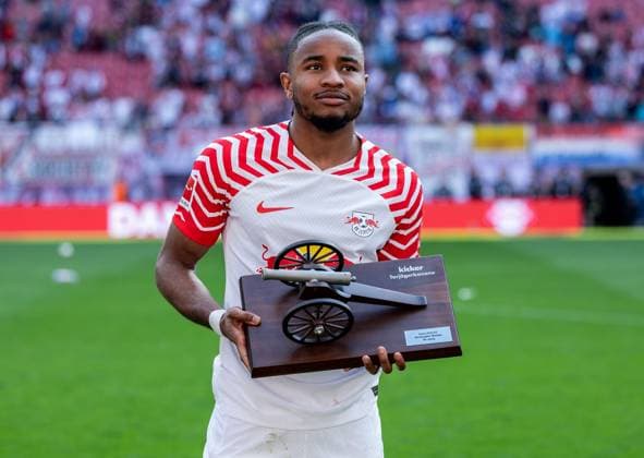 Leipzigs Christopher Nkunku bekommt die Torjaegerkanone als Torschuetzenkoenig der Saison mit 16 Treffern. Fussball 1. Bundesliga, 34. Spieltag: RB Leipzig - FC Schalke 04 4:2. 27. Mai 2023: Leipzig, Red Bull Arena. RB Leipzig - FC Schalke 04 4:2 *** Leipzigs Christopher Nkunku gets the Goalkeepers Crown as Goalkeeper of the Season with 16 goals Football 1 Bundesliga, 34 Matchday RB Leipzig FC Schalke 04 4 2 27 May 2023 Leipzig, Red Bull Arena RB Leipzig FC Schalke 04 4 2