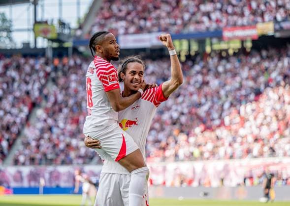 Leipzigs Yussuf Poulsen jubelt nach seinem Treffer zum 3:2 mit Christopher Nkunku. Fussball 1. Bundesliga, 34. Spieltag: RB Leipzig - FC Schalke 04 4:2. 27. Mai 2023: Leipzig, Red Bull Arena. RB Leipzig - FC Schalke 04 4:2 *** Leipzigs Yussuf Poulsen celebrates after scoring the 3 2 with Christopher Nkunku Football 1 Bundesliga, Matchday 34 RB Leipzig FC Schalke 04 4 2 27 May 2023 Leipzig, Red Bull Arena RB Leipzig FC Schalke 04 4 2