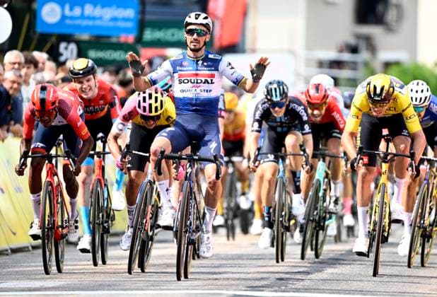Sport Themen der Woche KW23 Sport Bilder des Tages LA CHAISE-DIEU, FRANCE - JUNE 05 : Alaphilippe Julian (FRA) of Soudal - Quick Step wins the sprint , Carapaz Richard (ECU) of EF Education-EasyPost, Tesfatsion Natnael (ERI) of Trek - Segafredo during stage 2 of the 75th edition of the 2023 Criterium du Dauphine Libere cycling race 2.UWT, a stage of 167,5 kms with start in Brassac-les-Mines and finish in La Chaise-Dieu on June 5, 2023 in La Chaise-Dieu, France, 05 06 2023 ( Motordriver Gery Lannoo - Criterium du Dauphine 2023 - Stage 2 PhotoNews Panoramic 