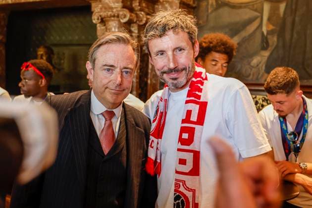 Sport Themen der Woche KW23 Sport Bilder des Tages ANTWERPEN, BELGIUM - JUNE 05 : Bart De Wever and Marc Van Bommel of Antwerp FC celebrate winning the Jupiler Pro League title 2022 - 2023 with the fans in the city center of Antwerpen on June 5, 2023 in Antwerpen, Belgium, 5 06 2023 ( Royal Antwerp FC winning the Jupiler Pro League title 2022 - 2023 PhotoNews Panoramic 