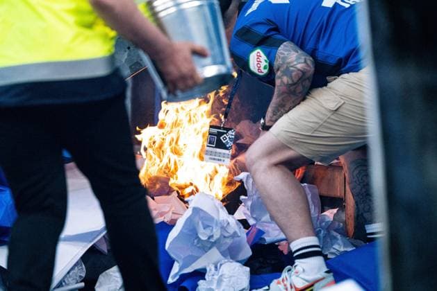 Sport Themen der Woche KW23 Sport Bilder des Tages Chroeografie brennt nach Pyrotechnik Hamburger SV vs. VfB Stuttgart, Fussball, Bundesliga Relegation, Rueckspiel, Saison 2022 23, 05.06.2023 DFL REGULATIONS PROHIBIT ANY USE OF PHOTOGRAPHS AS IMAGE SEQUENCES AND OR QUASI-VIDEO Hamburger SV vs. VfB Stuttgart, Fussball, Bundesliga Relegation, Rueckspiel, Saison 2022 23, 05.06.2023 Hamburg *** Chroeography burns after pyrotechnics Hamburger SV vs VfB Stuttgart, football, Bundesliga Relegation, Rückckspiel, season 2022 23, 05 06 2023 DFL REGULATES PROHIBIT ANY USE OF PHOTOGRAPHS AS IMAGE SEQUENCES AND OR QUASI VIDEO Hamburger SV vs VfB Stuttgart, football, Bundesliga Relegation, Rueckspiel, season 2022 23, 05 06 2023 Hamburg Copyright: xEibner-Pressefoto MarcelxvonxFehrnx EP_EER
