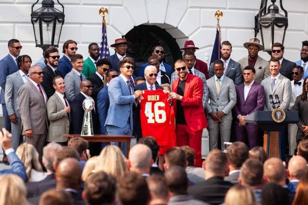 Bilder des Jahres 2023, Sport 06 Juni Sport Themen der Woche KW23 Sport Bilder des Tages 2023 Super Bowl champion Kansas City Chiefs visit White House Kansas City Chiefs Patrick Mahomes and Travis Kelce present President Joe Biden with a personalized jersey during an event celebrating the team s Super Bowl championship. It is a long-standing White House tradition for the President to host championship-winning teams in collegiate and professional sports. The jersey is number 46 because Biden is the 46th President. Washington DC United States  Copyright: xAllisonxBaileyx originalFilename:bailey-2023supe230605_npBrA.jpg