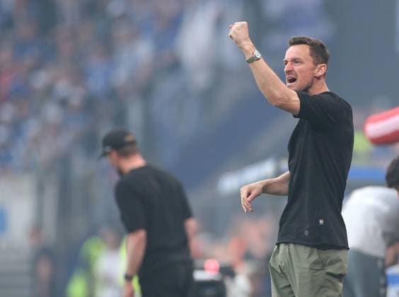 Hamburg, Fußball Bundesliga, Saison 2022 2023, Relegation Hamburger SV ( HSV ) vs. VfB Stuttgart , Leiter Lizenzbereich Christian Gentner (VfB Stuttgart) jubelt Gemäß den Vorgaben der DFL Deutsche Fußball Liga ist es untersagt, in dem Stadion und oder vom Spiel angefertigte Fotoaufnahmen in Form von Sequenzbildern und oder videoähnlichen Fotostrecken zu verwerten bzw. verwerten zu lassen.