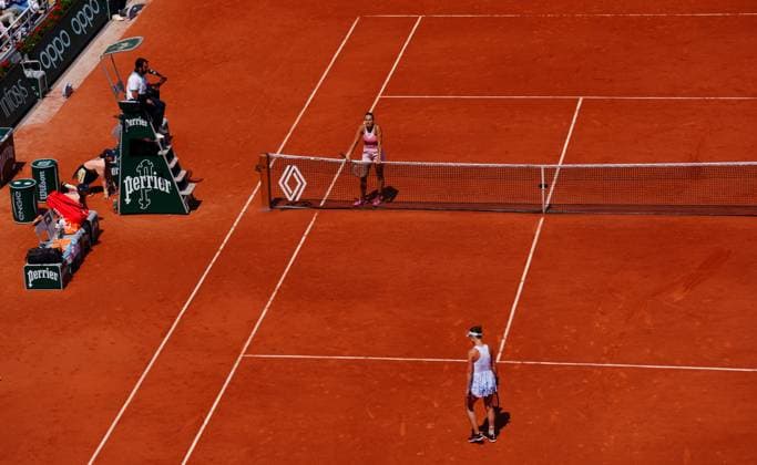 Mandatory Credit: Photo by Javier Garcia Shutterstock (13949267t) Aryna Sabalenka waits in vain at the net as Elina Svitolina walks straight off following her defeat in their quarter final French Open Tennis, Day 10, Roland Garros, Paris, France - 06 June 2023 French Open Tennis, Day 10, Roland Garros, Paris, France - 06 June 2023  Copyright: xJavierxGarcia Shutterstockx 13949267t