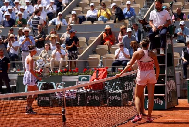 Mandatory Credit: Photo by Ella Ling Shutterstock (13949269t) Aryna Sabalenka of Belarus waits at the net as Elina Svitolina of Ukraine refuses to shake hands French Open Tennis, Day 10, Roland Garros, Paris, France - 06 June 2023 French Open Tennis, Day 10, Roland Garros, Paris, France - 06 June 2023  Copyright: xEllaxLing Shutterstockx 13949269t